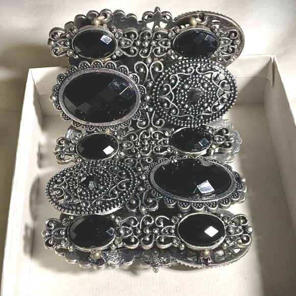 Unique Silver Metal Filigree Stretch Statement Bracelet Faceted Jet Black Gems - Picture 2 of 8